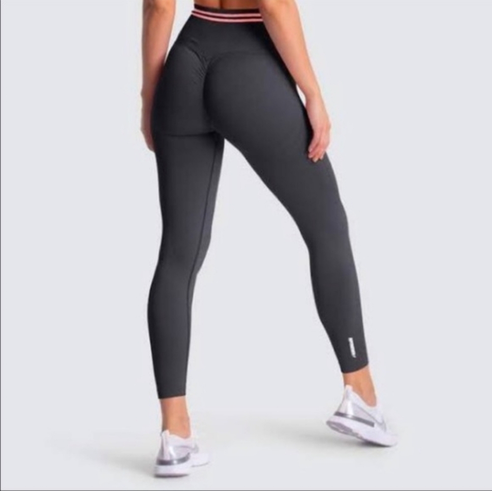 Doyoueven Grey Scrunch Butt Leggings With Pink Stripe Medium